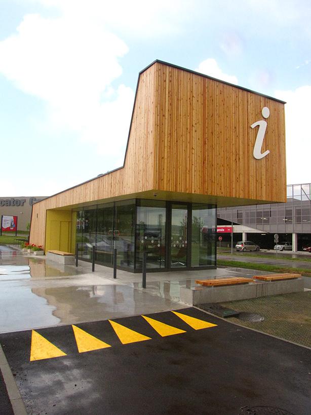 Turistično informacijski center z leseno fasado in steklenim vhodom