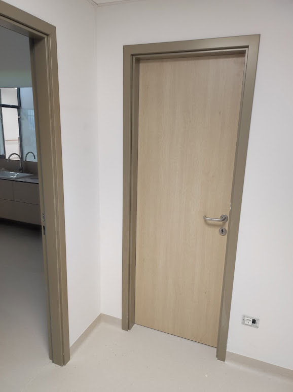 Požarna vrata med dvema prostoroma na oddelku doma starejših.