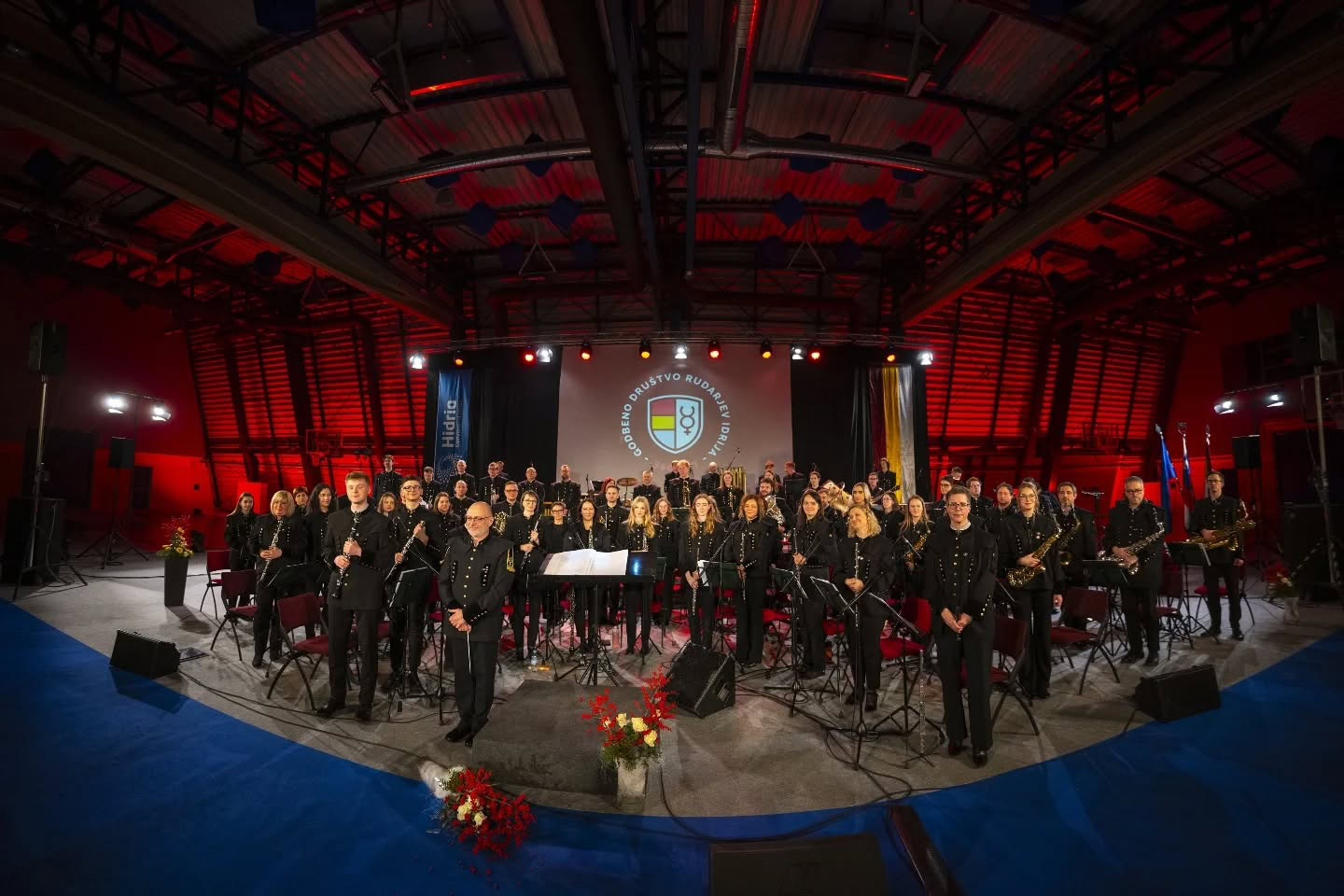 Koncert pihalnega orkestra v Modri dvorani Idrija pred občinstvom.